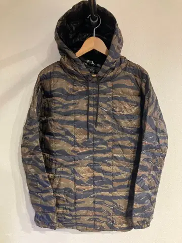 TAION 카모 패턴 후드 부착 풀오버 다운 자켓 M 사이즈