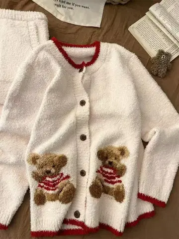 파자마는 플리스 소재로 도톰하게 만들어 보온성을 높였습니다.