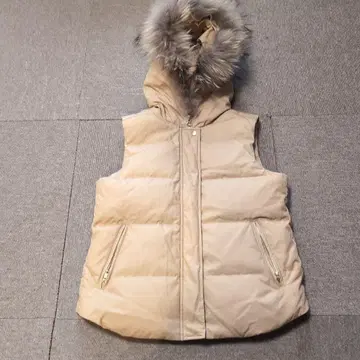 베이지 후드 부착 다운 베스트