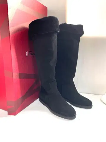 새상품급 페라가모 블랙 퍼 포함 롱 부츠 사이즈 6 블랙
