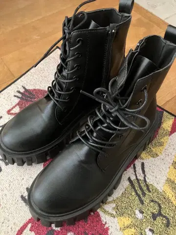 블랙 레이스업 부츠 통굽 밑창