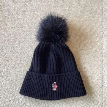 MONCLER 블랙 폼폼 포함 니트 모자