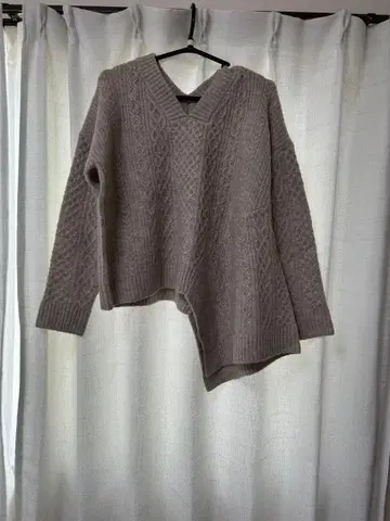 그레이 베이지 V넥 비대칭 니트