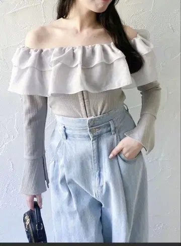 dazzlin 오프숄더 프릴 컷 상의