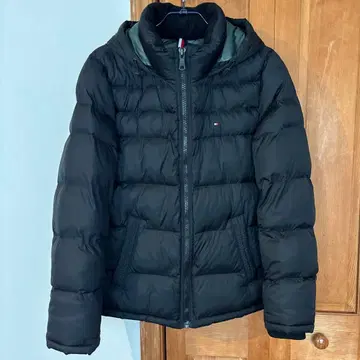 TOMY HILFIGER 블랙 후드 부착 다운 자켓