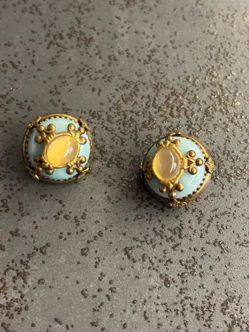 장식적인 디자인의 파란 귀찌