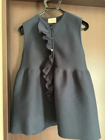 UNITED ARROWS 프릴 플라켓 슬리브리스 상의