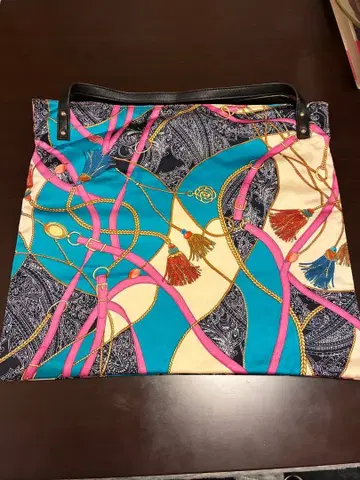 다색 장식 토트백