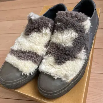 ZUCCA 퍼 소재 벨티드 스니커즈 그레이