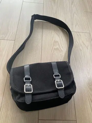 TOUT Y EST 캔버스 블랙 숄더백 플랩 포함