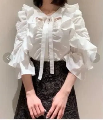 SNIDEL 프론트 슬릿 보타이 블라우스 화이트