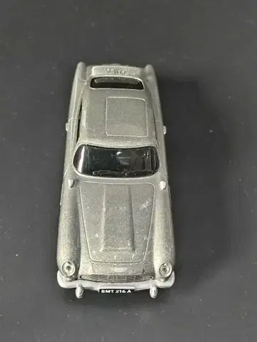 애스턴 마틴 DB8