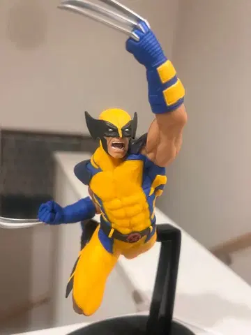 울버린 점프 포즈 피규어