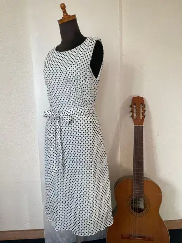 도트 무늬 슬리브리스 원피스