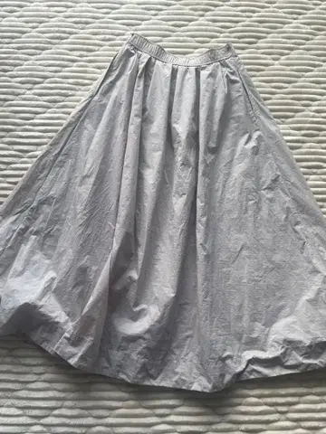 베이지 플레어 롱 스커트 플라스테