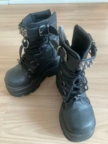 스터드 장식 블랙 플랫폼 부츠