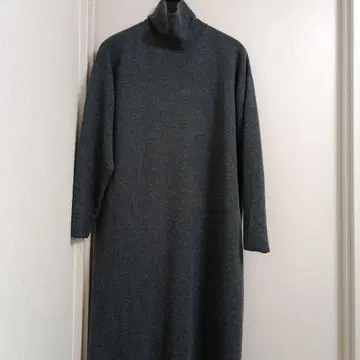 다크 그레이 터틀넥 니트 원피스
