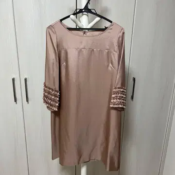 핑크 베이지 새틴 프릴 원피스