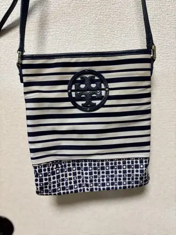 스트라이프 디자인 숄더백