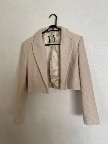 베이지 크롭 자켓 노치드 라펠