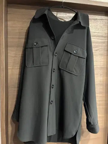 지나시스 블랙 포켓 부착 긴팔 셔츠