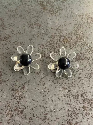 꽃 디자인 투명 블랙 귀찌