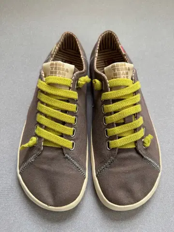 캠퍼 브라운 캔버스 스니커즈