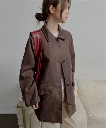 UNE MAISON 싱글 버튼 브레드 스웨이드 하프 코트