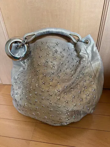 지미추 스터드 숄더백 골드