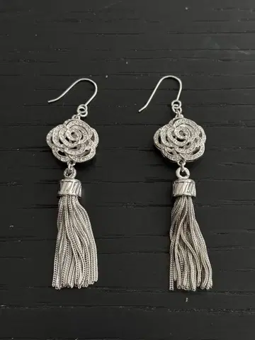 GROSSE 실버 태슬 장식 로즈 귀걸이