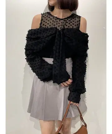 스나이델 리본 모티브 블라우스 BLK