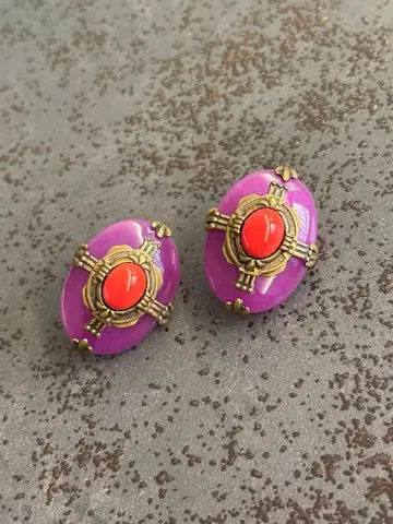 빈티지풍 보라색과 빨간색 귀찌