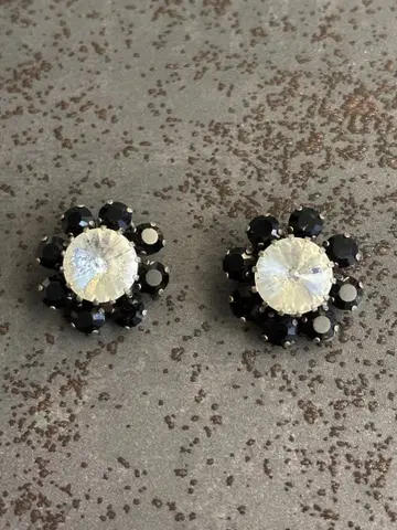 블랙 크리스탈 플라워 귀찌