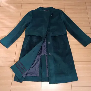 짙은 녹색 코트 토글 포함