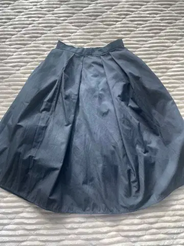 다크 그레이 플레어 스커트 무릎 기장 투모로우랜드