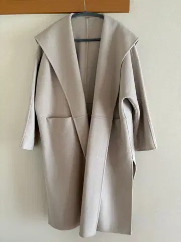 미라 오웬 베이지 롱 코트