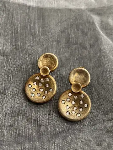 골드 도트 무늬 귀걸이