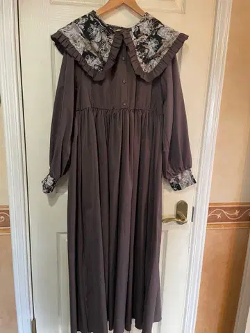 [ 틸과 레트로 ] 고블랑 프릴 옷깃 플레어 원피스 다크 브라운