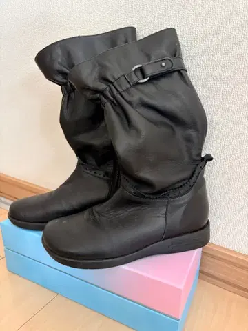 블랙 가죽 드레이프 부츠