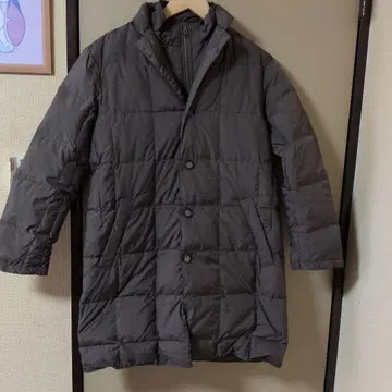 버튼이 달린 다운 자켓