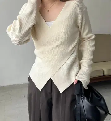 카프리슈레마쥬 크로스 V넥 니트 화이트