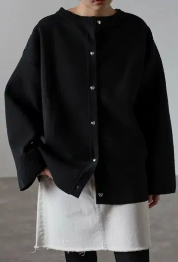 봉쥬르 사간 오버 사이즈 블랙 가디건 하트 버튼 블랙