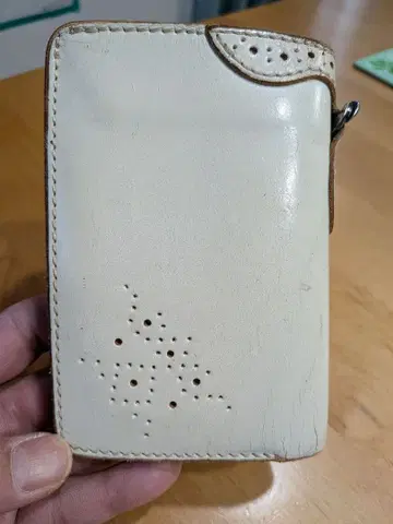 화이트 가죽 접이식 지갑 레어템