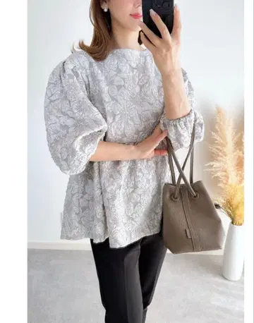 플라워 자카드 블라우스