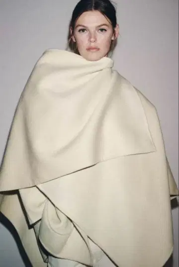 ZARA 이번 시즌 울 케이프 코트의 케이프만