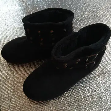 스터드 장식 블랙 어그 부츠