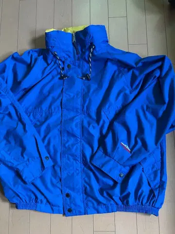 파란색 나일론 자켓 후드 부착