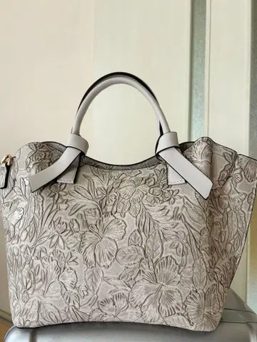 꽃무늬 엠보싱 가공 핸드백