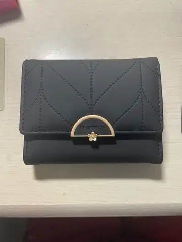 블랙 3단 폴더형 지갑 퀼팅 디자인