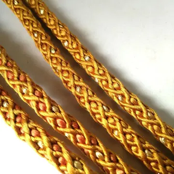 골드 컬러와 빨간색 무늬의 허리띠